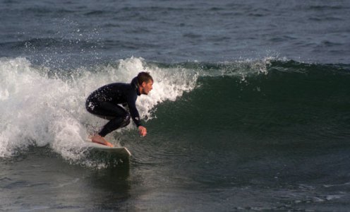 Andreas Hart surfs