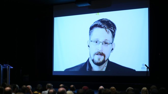 Alumni-Days_Open-Dialogue Edward Snowden onscreen